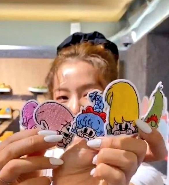 red velvet trolls converse