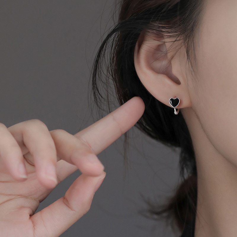 Anting Bentuk Hati Warna Hitam Gaya Retro Korea Untuk Aksesoris