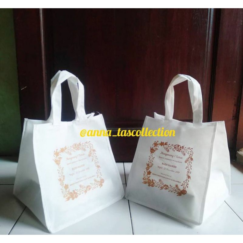 

Tas spunbond sablon / Tas Box Nasi 22x22x25 min 50 pcs (tas jahit)