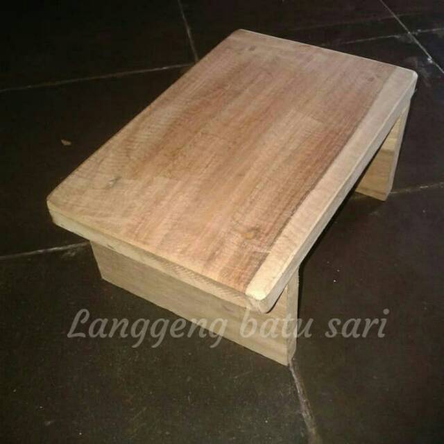 Bangku kayu jengkok