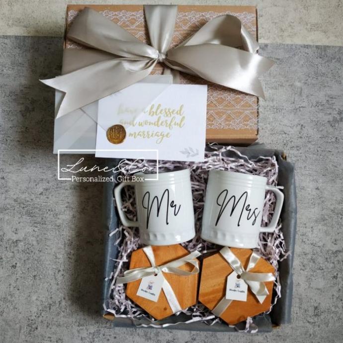 

KADO PERNIKAHAN HADIAH WEDDING GIFT BOX MUG COUPLE HAMPERS NIKAHAN UNI