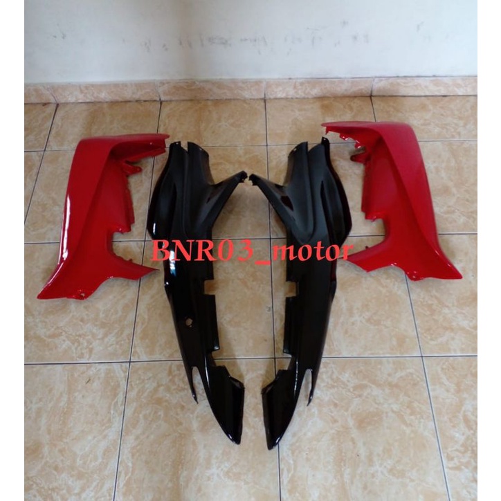 Cover Body Belakang plus Sayap Depan Motor Suzuki Smash 110 Lama Merah Hitam