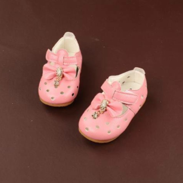 SEPATU BOLONG PITA DEPAN