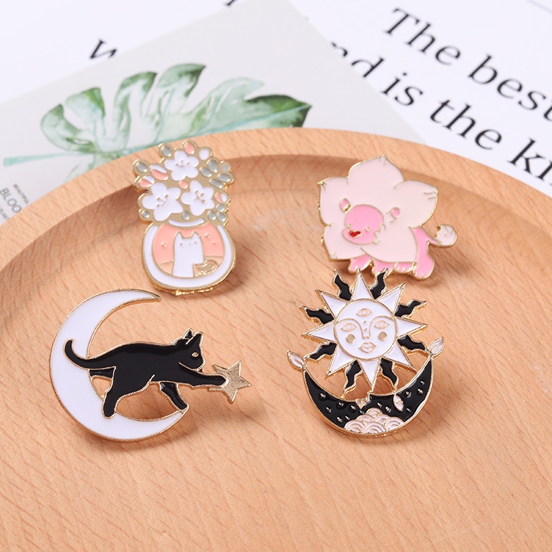 Bros Pin Enamel Bentuk Matahari / Babi / Bulan / Kucing Untuk Aksesoris Pakaian Wanita