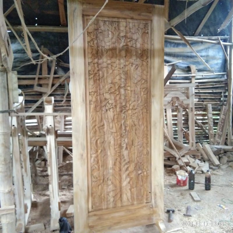 Pintu kamar ukir relief bunga asli ukir dari Jepara Jawa tengah.