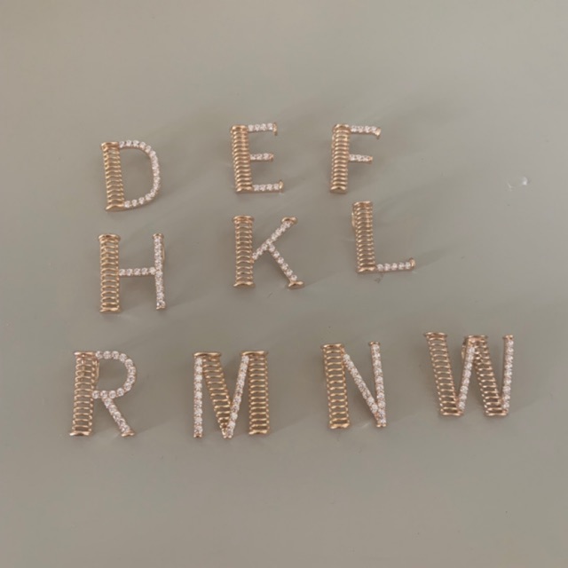 Liontin emas tlusup huruf inisial kadar 375 model terbaru