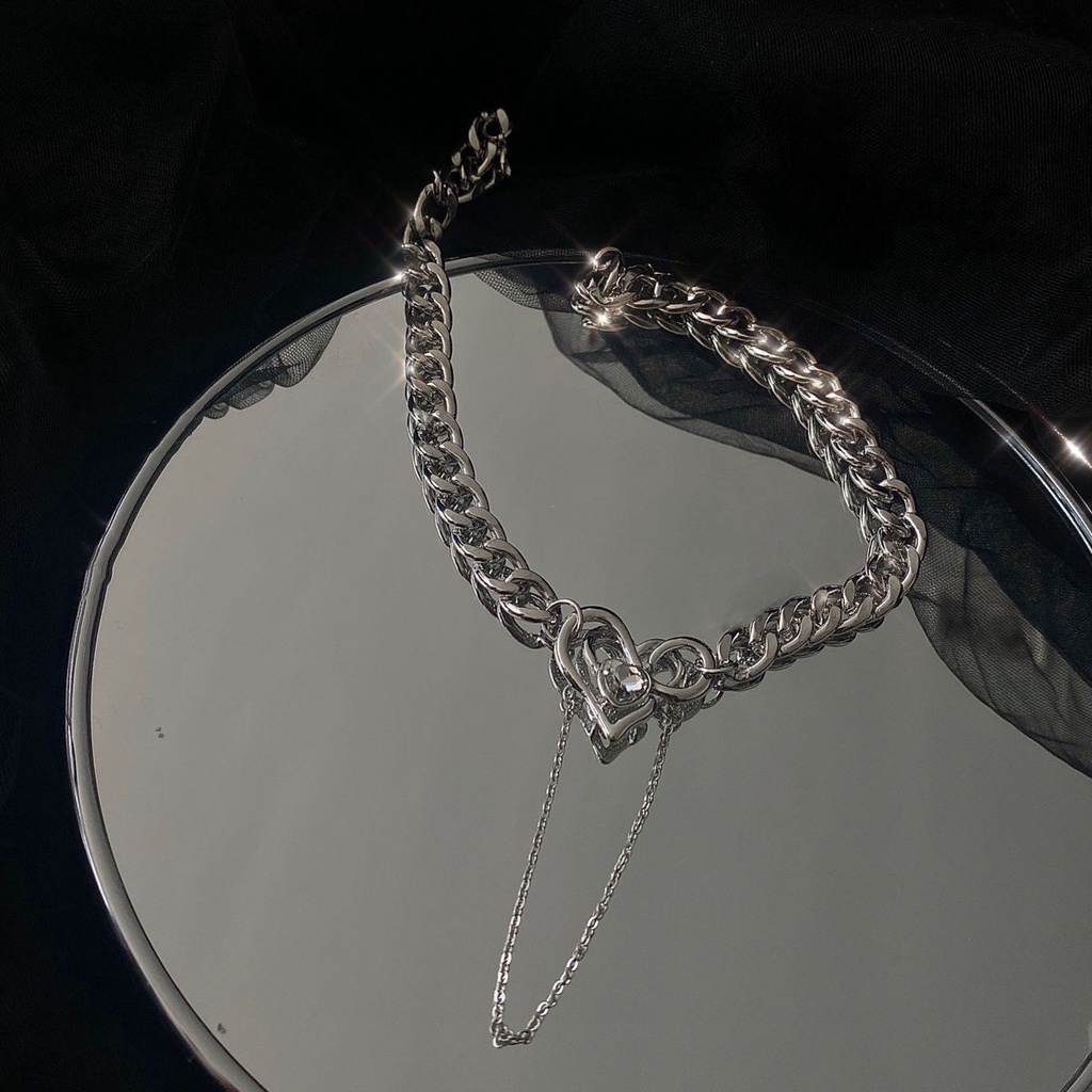 Kalung Rantai Pendek Liontin Hati Hollow Bahan Metal Gaya Punk Untuk Wanita