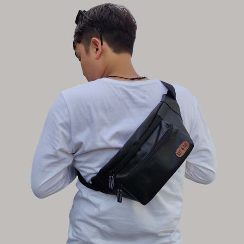 Tas Selempang Casual Kasual Distro Pria Cowok Laki-laki Terbaru Bahan Kulit Sintetis Waist Bag Sling Bag untuk Jalan-jalan Traveling Warna Hitam Murah dan keren