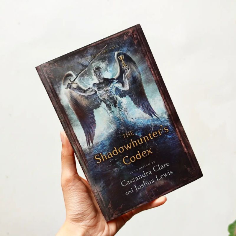 Buku "The Shadowhunter's Codex" by Cassandra Clare and Joshua Lewis