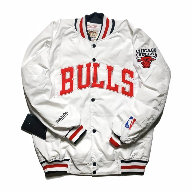 Jaket Varsity Chicago Bulls Mitchells Ness Tag &amp; Label