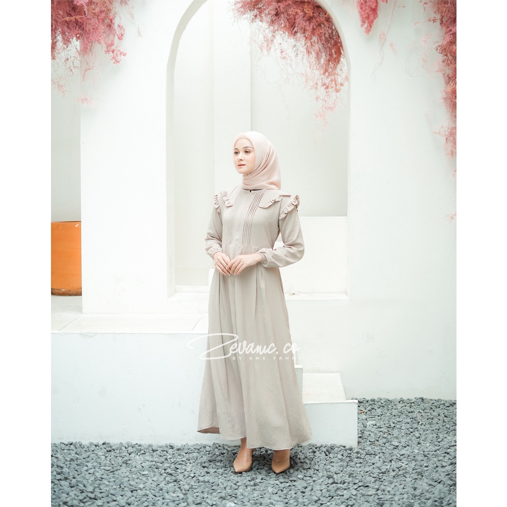 Tavisha Maxi Dress Material Crinkle Dengan Aksen Lipit Di Bagian Dada / Ruffle | Zevanic.co-Sand