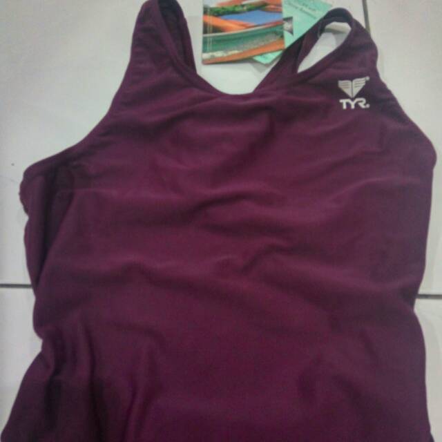Baju renang TYR merah maroon