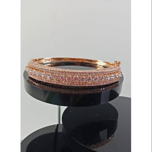 Gelang replika berlian