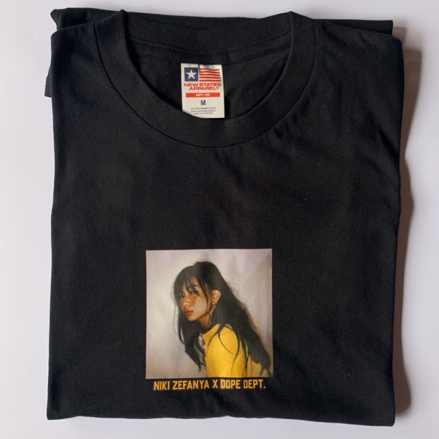 Kaos music penyanyi Niki 88rising