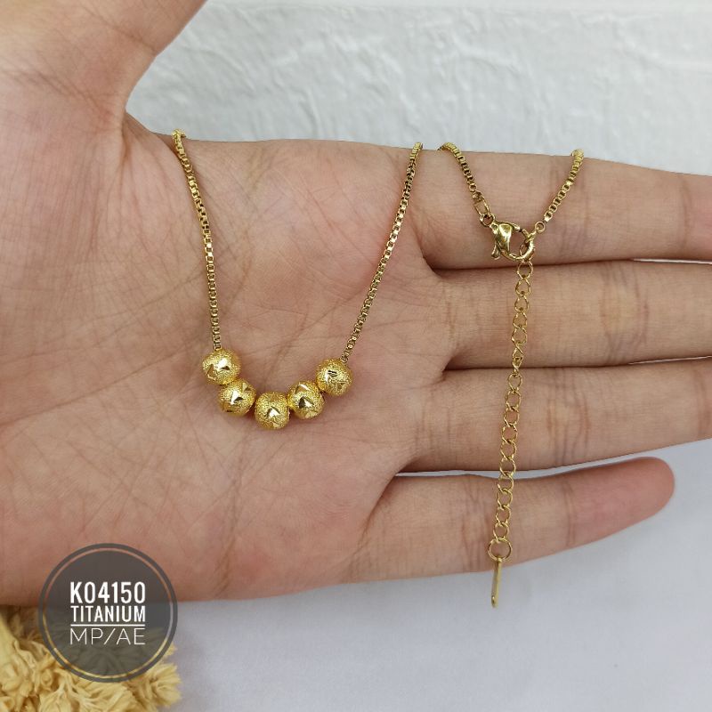 Kalung Titanium Bola Ukir Gold K04150