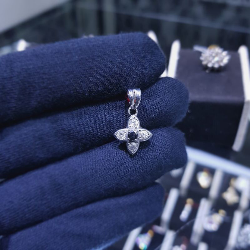 Liontin emas berlian hitam dan putih asli natural diamond