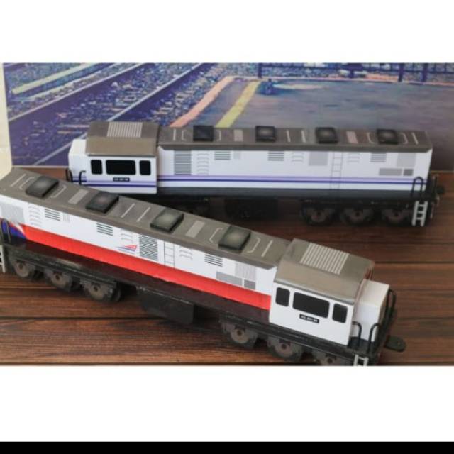 MINIATUR KERETA API KAYU