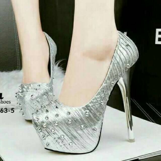 Sepatu hels duri duri