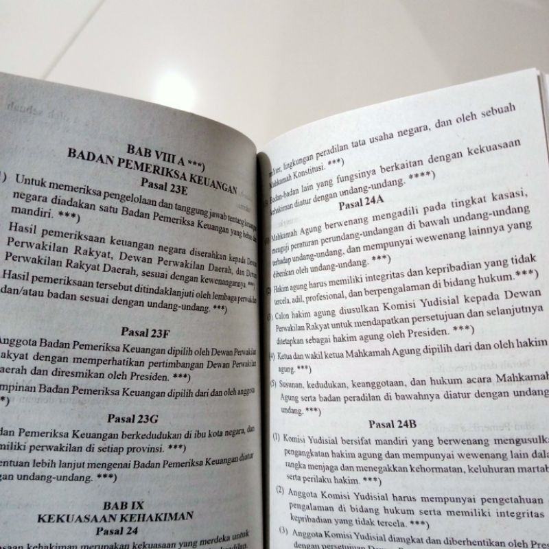 buku undang undang dasar 1945 dan amandemen A6 (10×14cm)