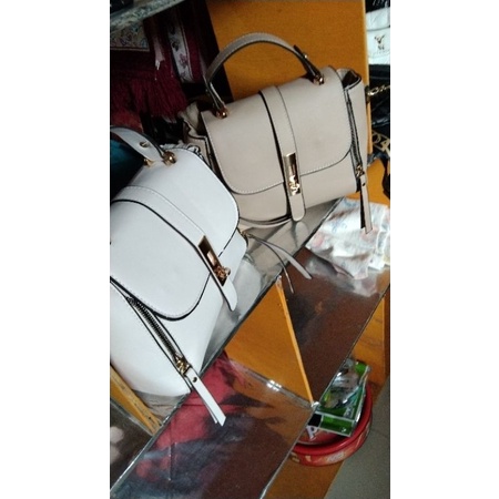 Tas import putih dan tas import hitam