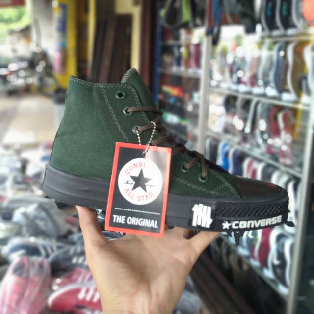 Sepatu Converse tinggi