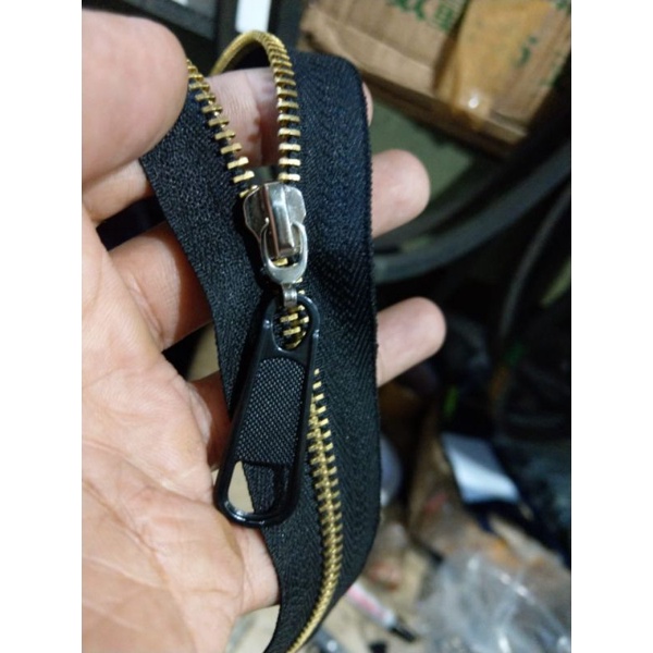 

PAKET resleting no.5 gigi besi (lanyard hitam 1 meter + kepala resleting 2 pcs).