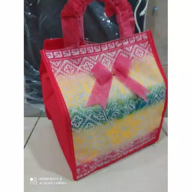 

✨ BISA COD ✨ TAS BESEK SPUNBOND / GOODIE BAG MOTIF 23x23x27 (LUSIN)