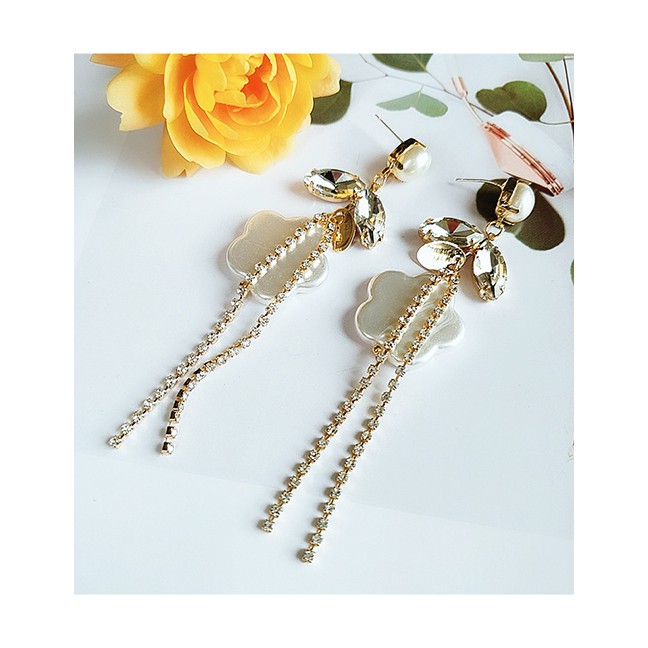 LRC Anting tusuk Fashion White Pearl Tassel And Diamond Flower Earrings D80596