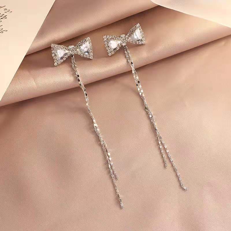 1 Pasang Anting Stud Rumbai Panjang Desain Pita Aksen Kristal Berlian Imitasi Gaya Korea Untuk Wanita