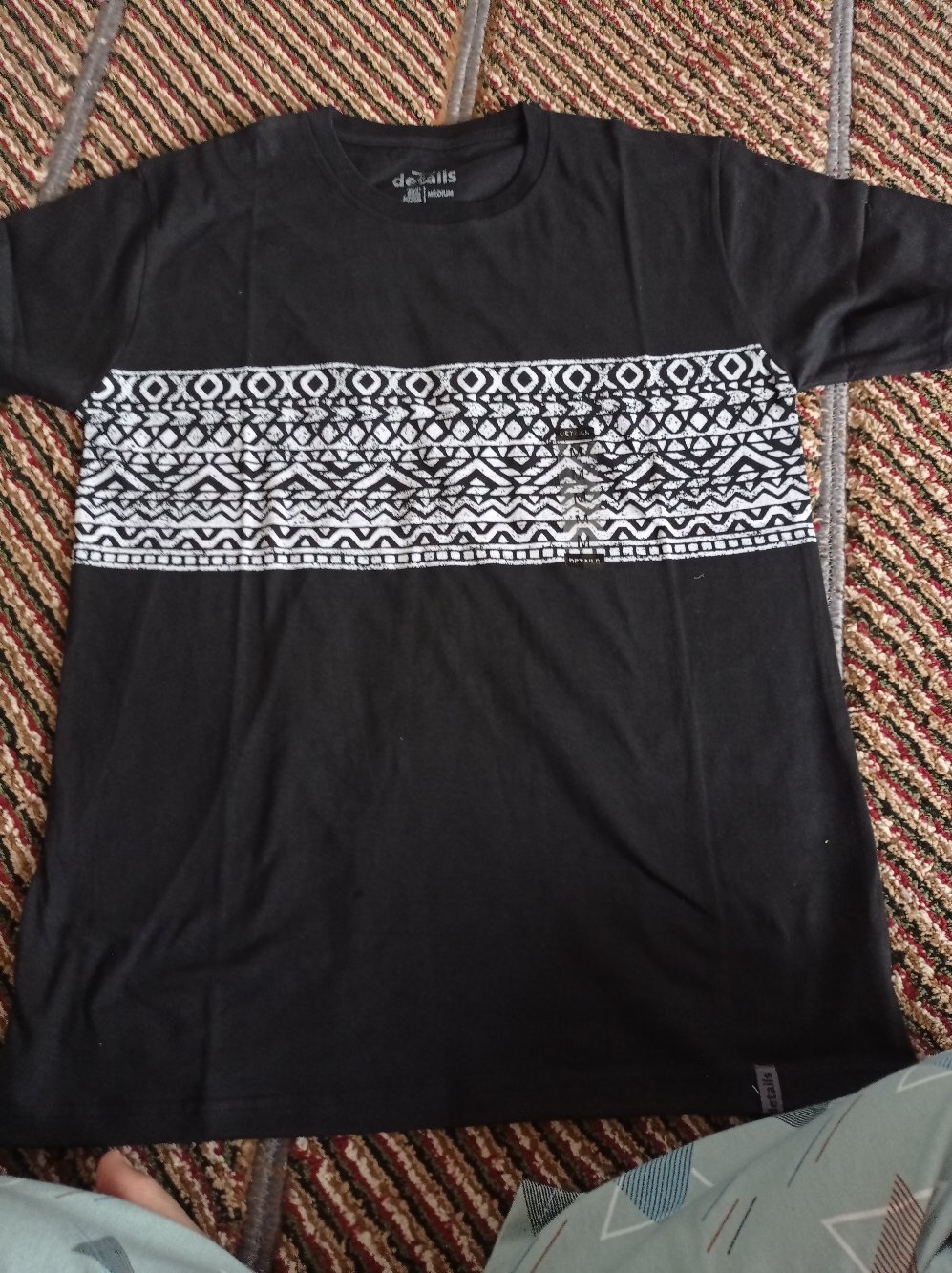 Kaos / T-shirt Details Hitam Motif Batik Ditengah Kaos (100% Katun)