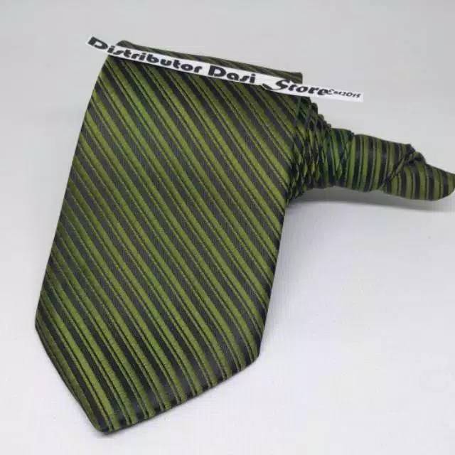 Dasi pria panjang warna hijau army motif garis halus