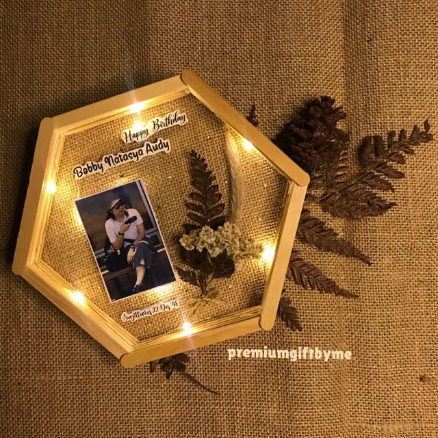 GIFT VIRAL Premium Hexagonal Frame Dried Flower Kado Ulang Tahun Wisuda Anniversary Lampu Pernikahan Unik Lucu Murah Mewah Hexagon Foto Aestethic Estetik Sahabat Bunga Kering Home Decor Box Hampers
