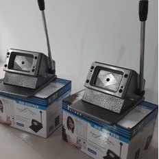 

Mesin Plong Pemotong Pembolong Punch Id Card Name Card Pvc Cut Cutter KENT