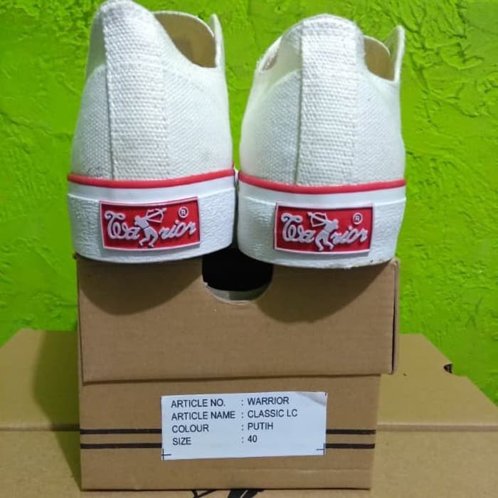 Sepatu Warrior Classic Low White / Warrior Classic Pendek Putih - 40