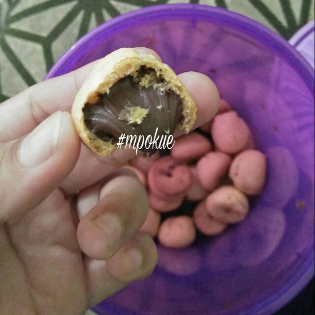 

Soes kering coklat lumer homemade,lelehan coklatnya,bikin mood kamu balik lagii