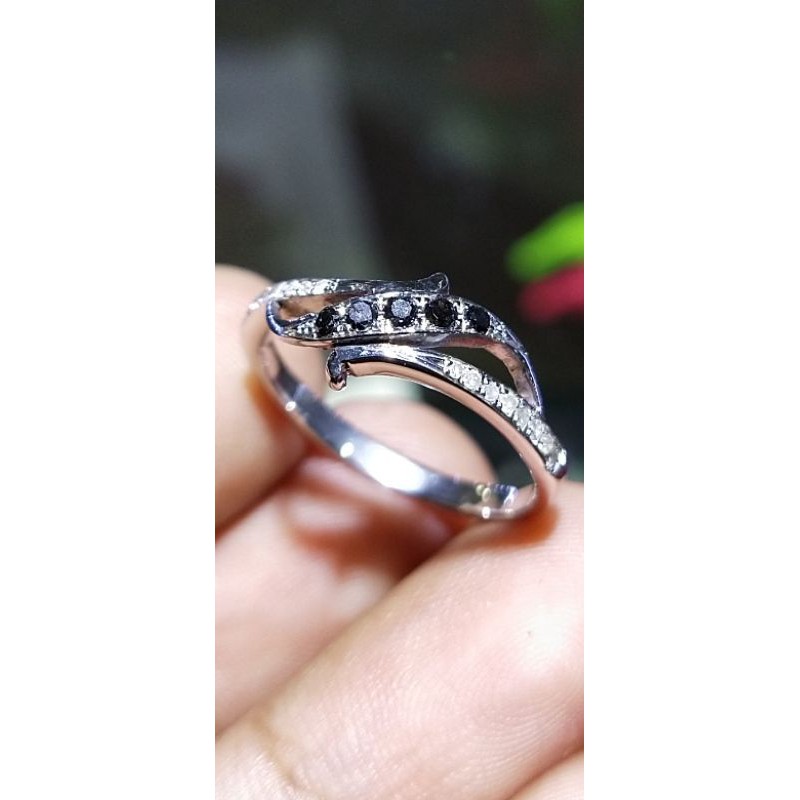 cincin berlian hitam dan berlian putih