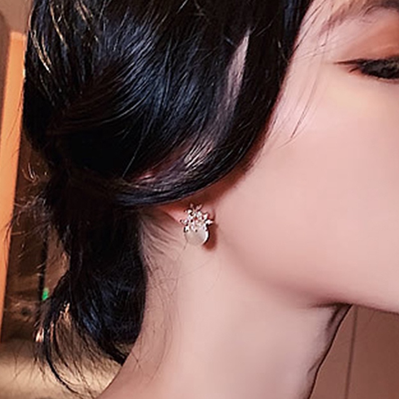 Anting Stud Desain Bunga Kristal Mutiara Bahan Alloy Gaya Korea Klasik Untuk Wanita