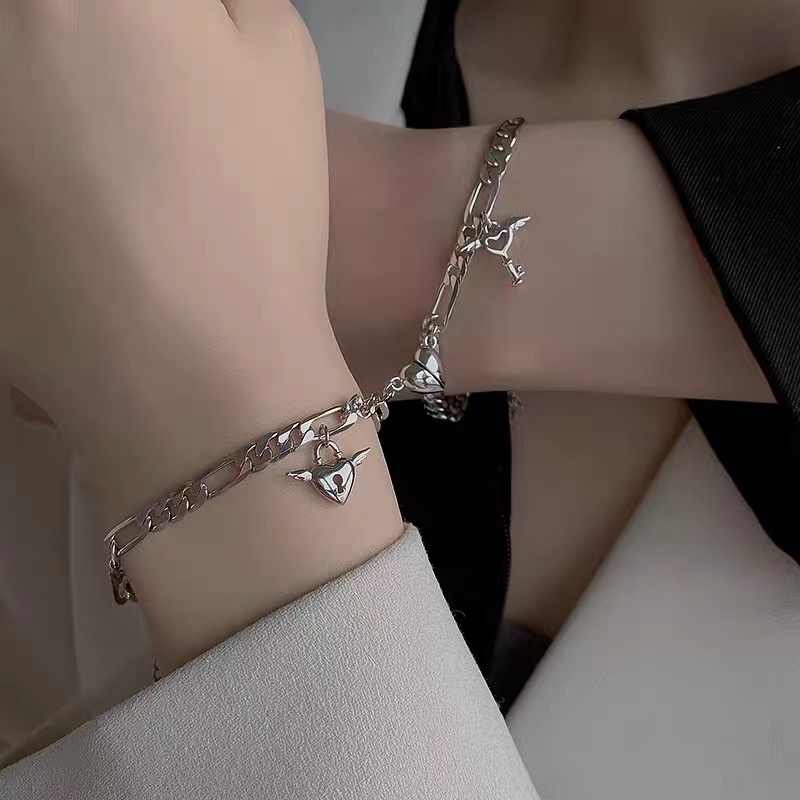 YEEZII Set Gelang Bangle Silver Magnetik Hias Kunci Gembok Hati Gaya Vintage Untuk Wanita