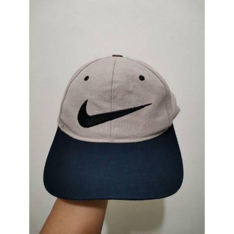 Pesenan Kiki (topi vintage Nike)