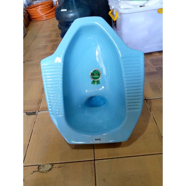 closet jongkok duty corong biru muda