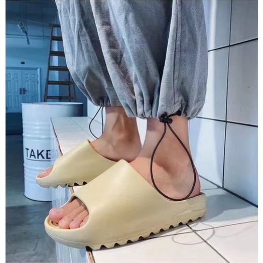 Sandal Yeezy Musim Panas Wanita Sandal Pria Asli Sepatu Pantai Kasual Sandal Wanita Lembut Platform Tebal EVA Antiselip Sandal Pria Rumah Fashion Korea Jepang