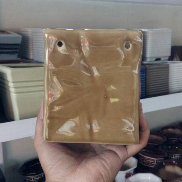 POT KERAMIK MODEL TEMPEL DI DINDING