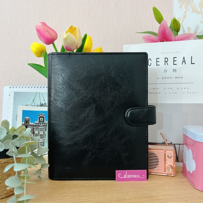 

BINDER HITAM POLOS A5 B5 20ring 26ring BAHAN KULIT SINTETIS ROCKA ANTI AIR || demnacs