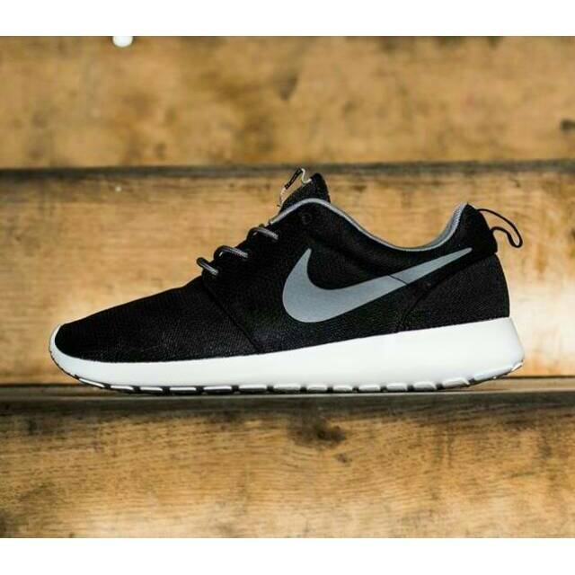 harga nike roshe run