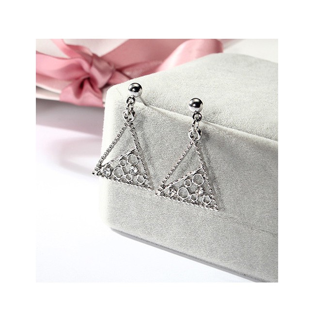 LRC Anting Tusuk Fashion Color Triangle Shape Design Hollow Out