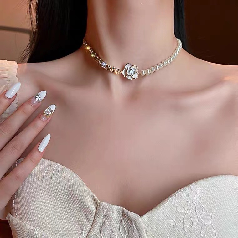 Kalung Rantai Liontin Bunga Putih Hias Mutiaraberlian Imitasi Eleganmewah Untuk Wanita