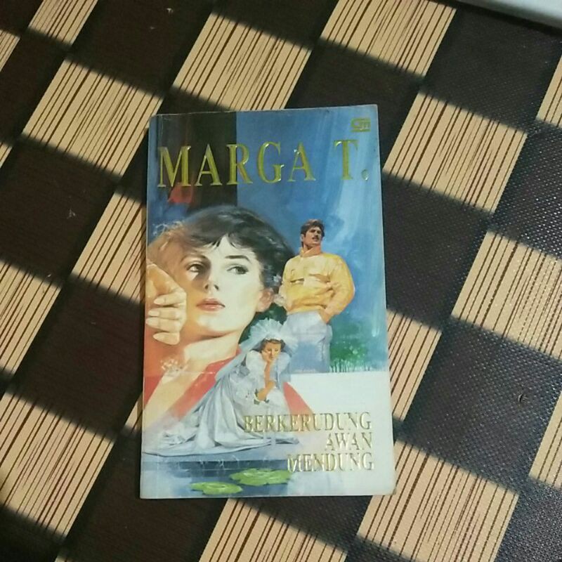 Novel MARGA T - Berkerudung awan mendung