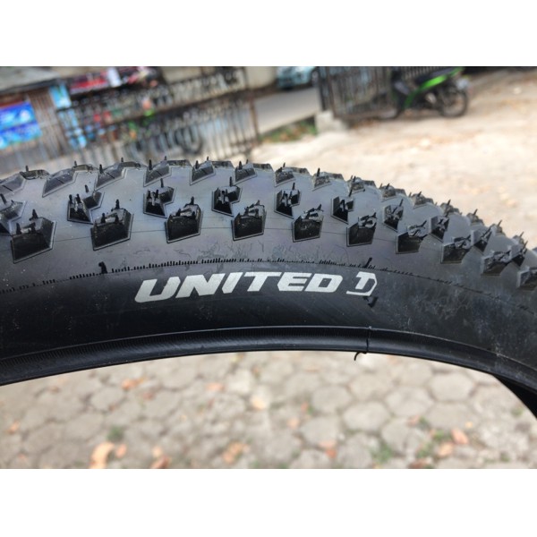 Ban Luar United 26 X 1.95