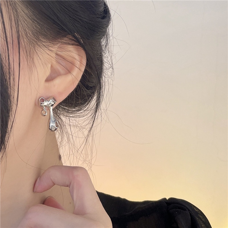 Anting Tusuk Asimetris Trendy Untuk Wanita