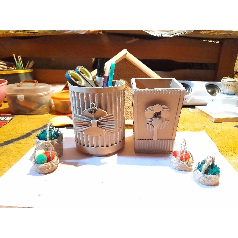 

Prakarya dari kardus/kerajinan tempat pensil dari kardus
